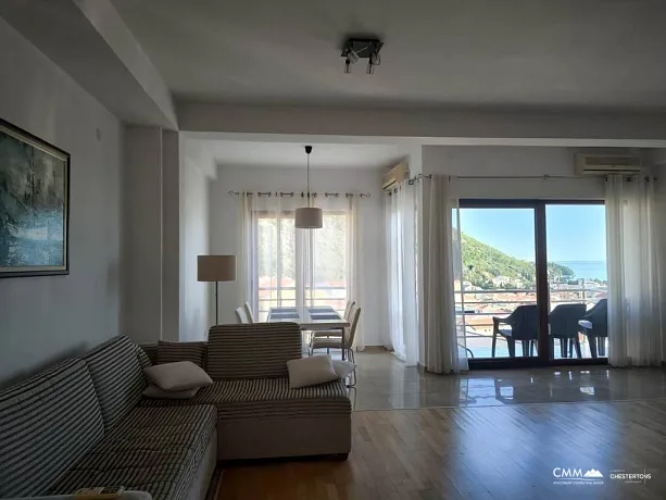 107 m² geniş daire, teras ve deniz manzarasıyla Budva'nın merkezinde