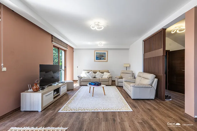 Yüzme havuzlu kompleks içinde modern villa