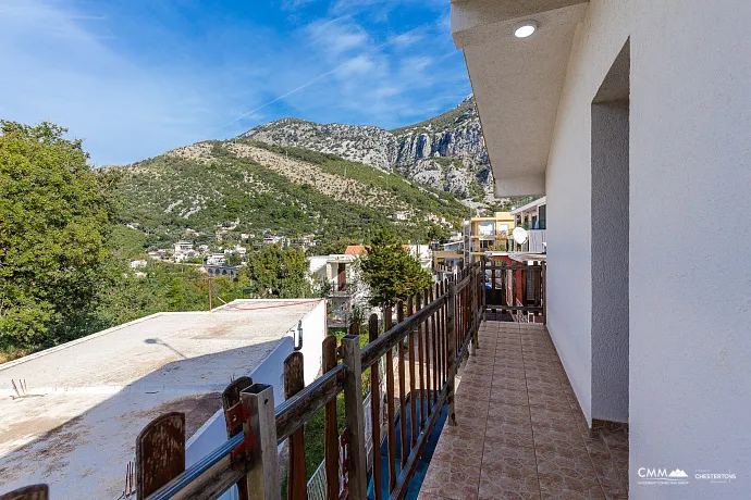 Bar'da teras ve deniz manzaralı rahat ev