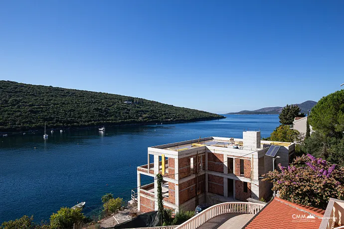 Bigovo’da Deniz Kenarında Geniş Daire — Teraslı ve Muhteşem Deniz Manzaralı