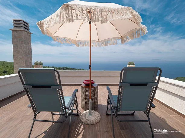 Panoramik deniz manzaralı ve havuzlu lüks villa