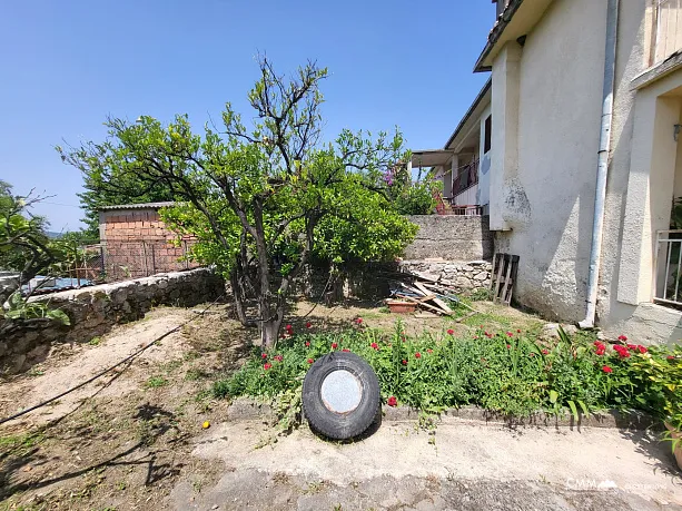 Old Bar'da dağ manzaralı geniş arsaya sahip ev