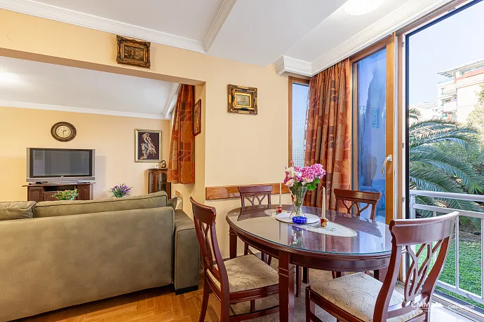 Budva’nın Kalbinde Geniş Daire — Eski Şehir ve Plaja Yakın