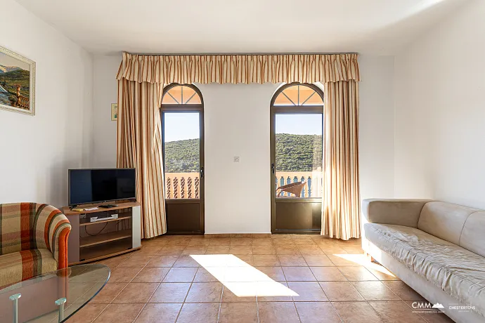 Bigovo’da Deniz Kenarında Geniş Daire — Teraslı ve Muhteşem Deniz Manzaralı