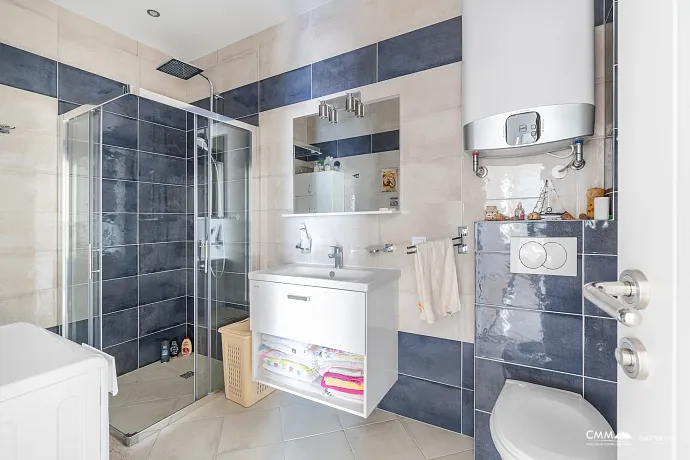 Bečići'de Panoramik Deniz Manzaralı 59 m² Modern Daire