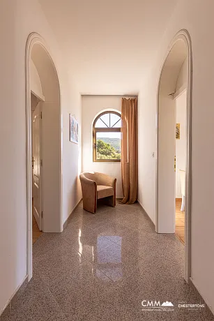 Bigovo’da Deniz Kenarında Geniş Daire — Teraslı ve Muhteşem Deniz Manzaralı