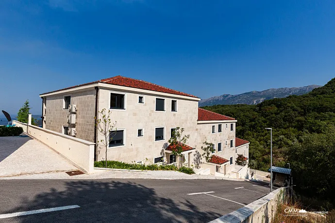 Havuzlu sitede üç odalı daire, Blizikuće
