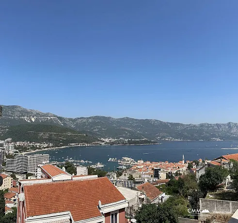 Budva'da deniz manzaralı iki yatak odalı daire