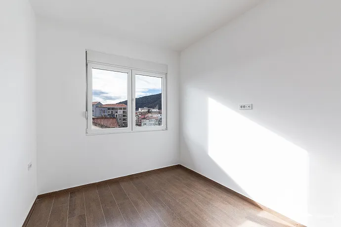 Denize yakın, güneşli 42 m²'lik 1+1 daire Budva'da.