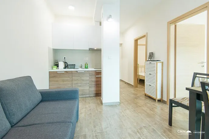 Stoliv'de denizden bir adım uzaklıkta lüks apartmanlı ev!
