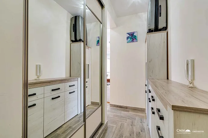 Bečići'de Geniş Teraslı, Garajlı Modern 1+1 Daire