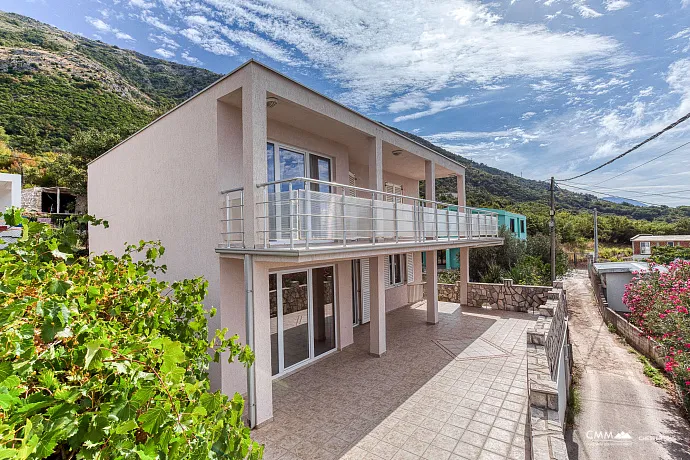 Deniz manzaralı panoramik bir Sutomore evi 120 m2