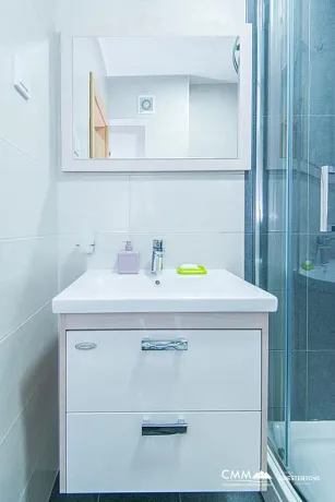 Stoliv'de denizden bir adım uzaklıkta lüks apartmanlı ev!
