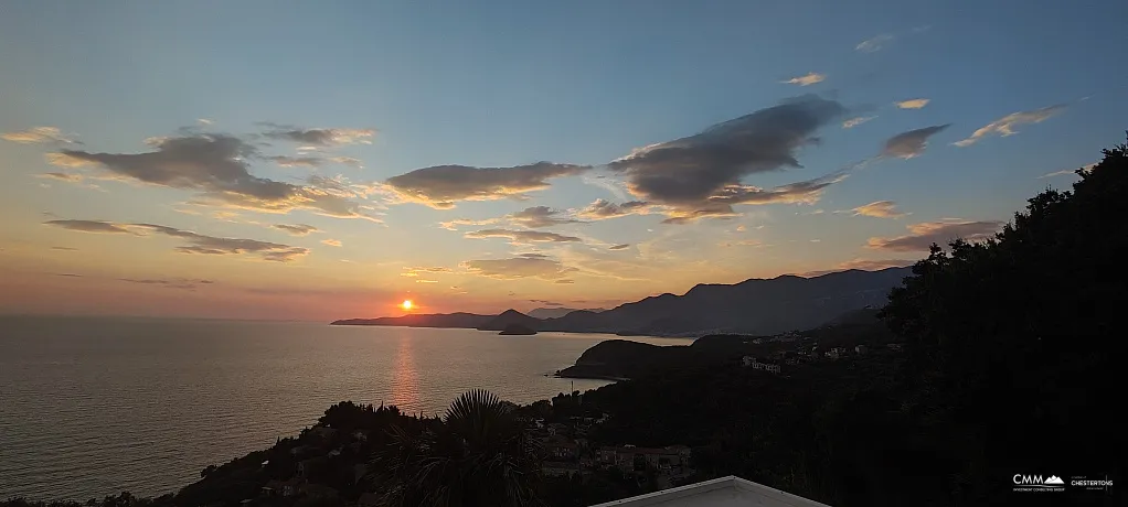 Sveti Stefan yakınlarında deniz manzaralı zarif taş köşk