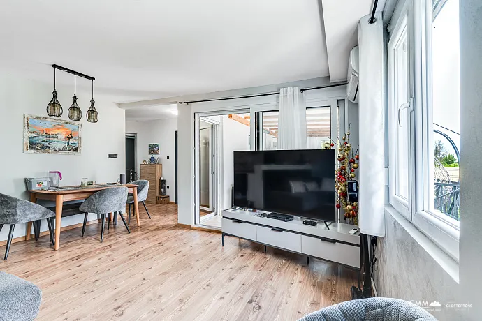 Kotor Eski Şehir, deniz ve dağ manzaralı, yenilenmiş 4 yatak odalı 120 m² ev