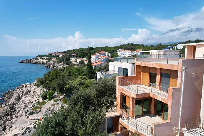 Utjeha'da panoramik deniz manzaralı geniş ev