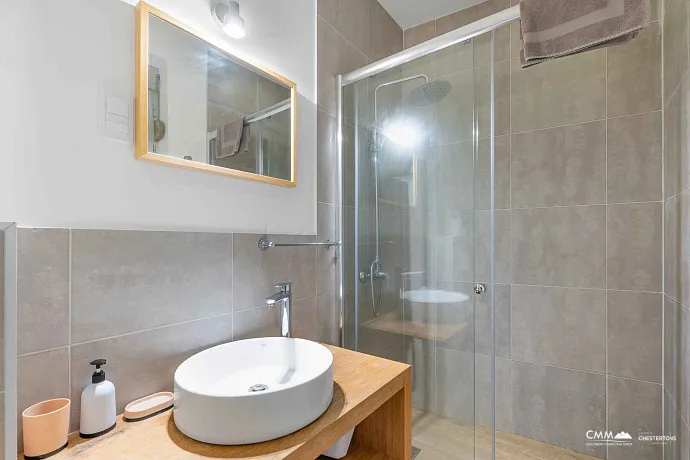 Satılık: Deniz Manzaralı, 40 m² Teraslı, Üç Yatak Odalı Geniş Daire