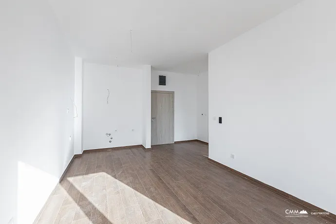 Denize yakın, güneşli 42 m²'lik 1+1 daire Budva'da.