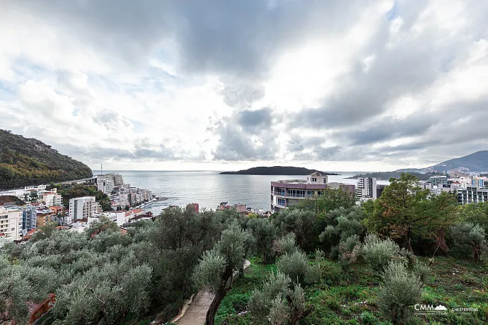 Reževići’de denize sıfır konumda bulunan 450 m²’lik özel bir arsa