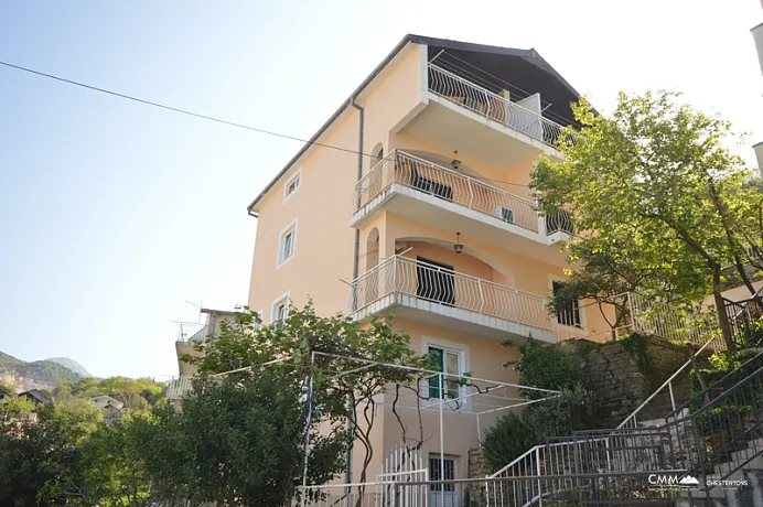 Herceg Novi'de 3 yatak odalı ve deniz manzaralı 85m2 geniş daire