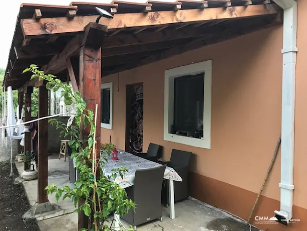 Zeta nehri vadisinde iki evden oluşan güzel bir mülk
