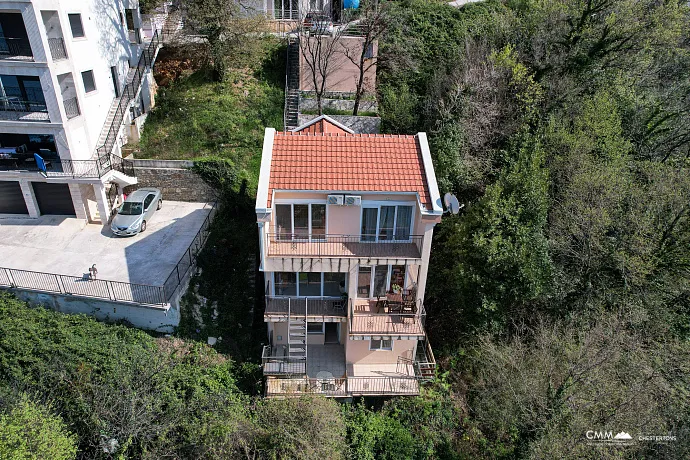 Lepetani'de deniz manzaralı rahat villa