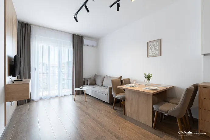 Denize yakın, güneşli 42 m²'lik 1+1 daire Budva'da.