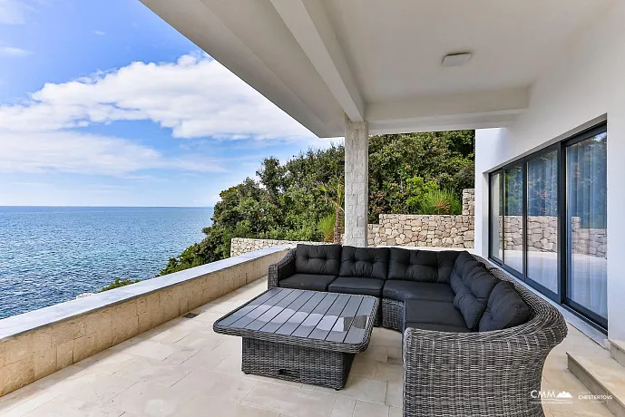 Bar yakınında ilk sırada havuzlu villa