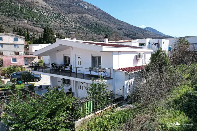 Sutomore'de iki katlı geniş ev