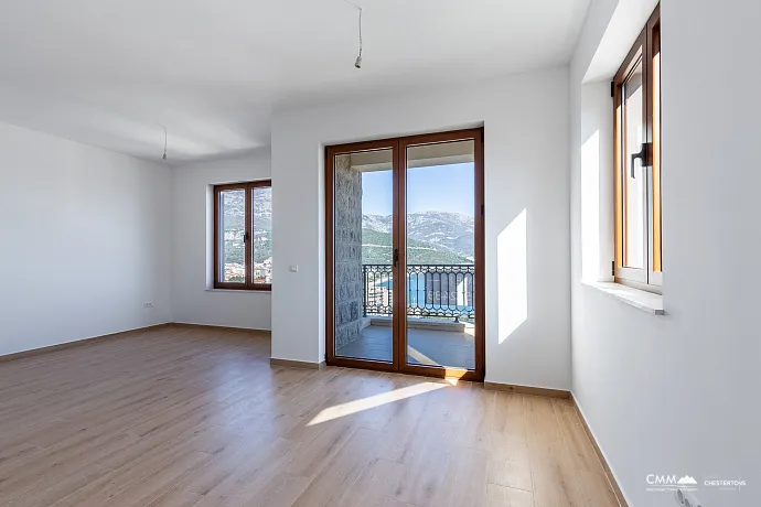 Budva'da Deniz Manzaralı Aydınlık Daire