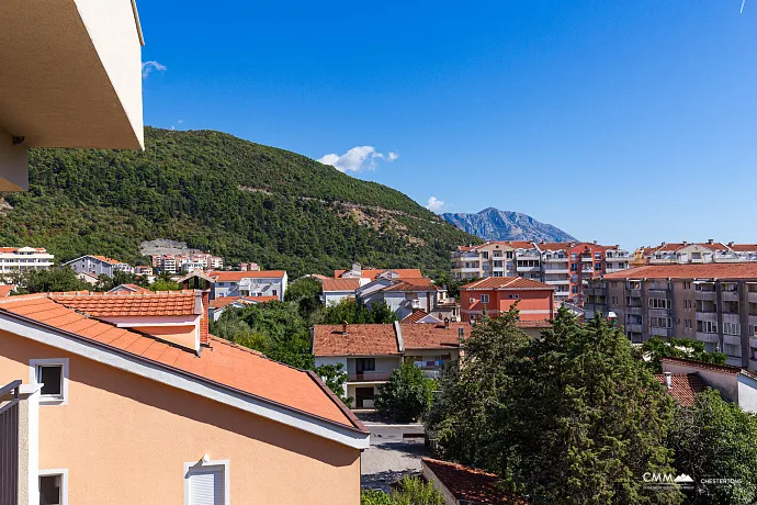 Denize yakın, güneşli 42 m²'lik 1+1 daire Budva'da.