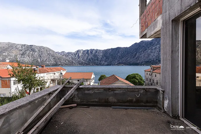 Kotor Körfezi manzaralı üç katlı ev