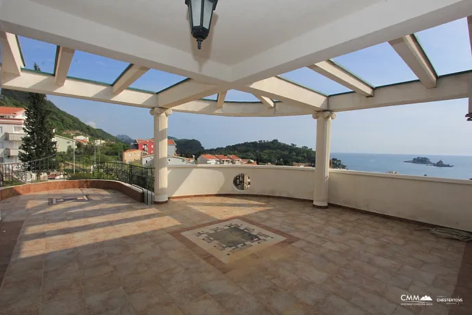 Petrovac'ta havuzlu aydınlık villa