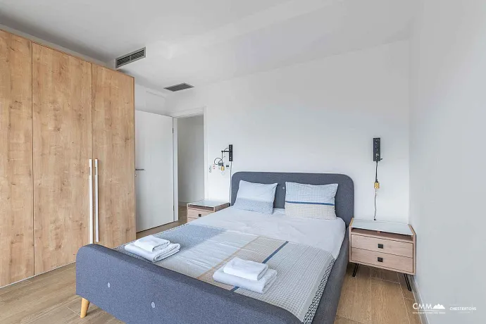 Satılık: Deniz Manzaralı, 40 m² Teraslı, Üç Yatak Odalı Geniş Daire