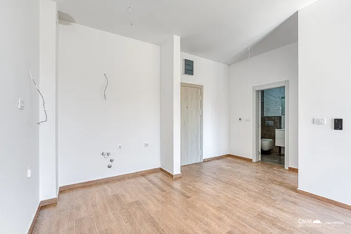 Denize yakın, güneşli 42 m²'lik 1+1 daire Budva'da.