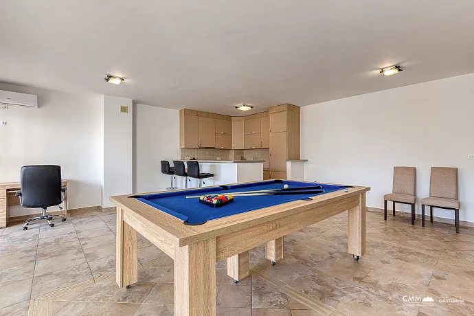 BUDVA’DA GARAJLI VE TESLA ŞARJ CİHAZLI GENİŞ, TAM DONANIMLI DAİRE