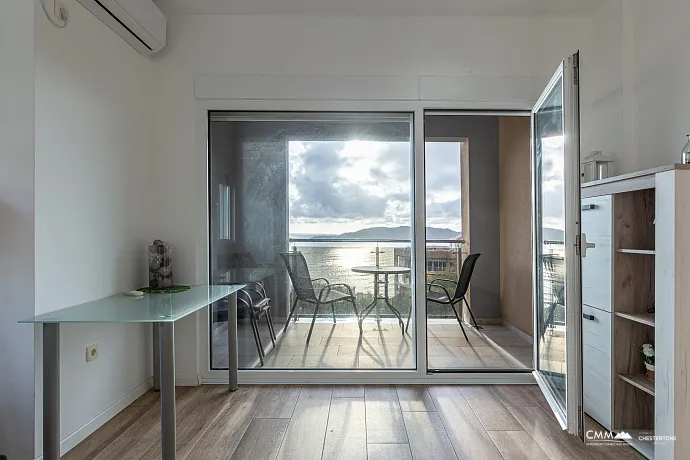 Reževići’de denize sıfır konumda bulunan 450 m²’lik özel bir arsa