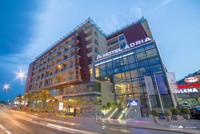 TQ Plaza Budva'da deniz manzaralı modern ofis alanı