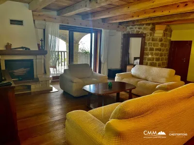 Budva'dan çok uzak olmayan, deniz manzaralı seçkin bir konumda daireler