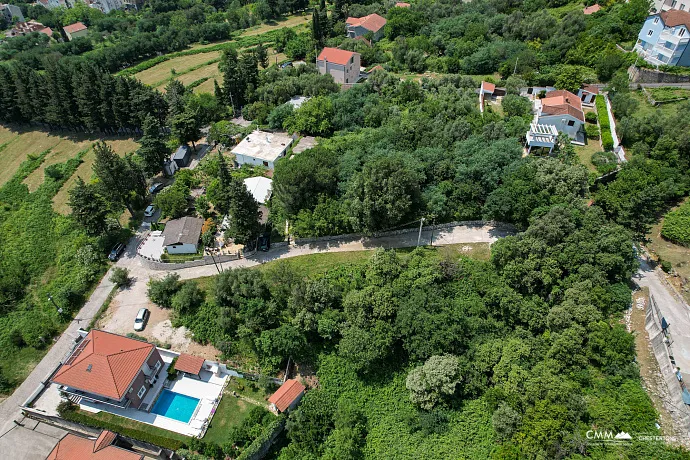 Baošići'de bulunan, iki kadastro parselinden oluşan ve toplam 1.267 m²