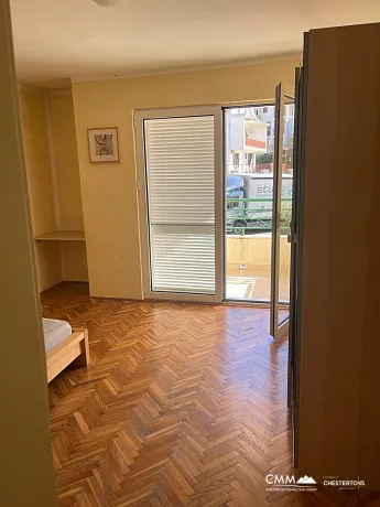 Becici'de geniş 2 yatak odalı daire
