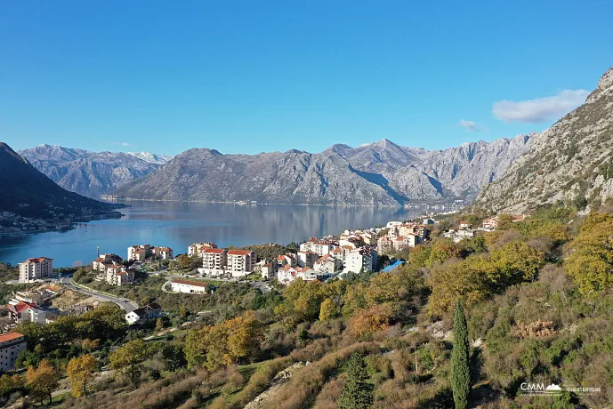 Dobrota'da deniz manzaralı satılık arsa