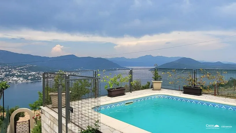 Havuzlu ve panoramik körfez manzaralı muhteşem villa