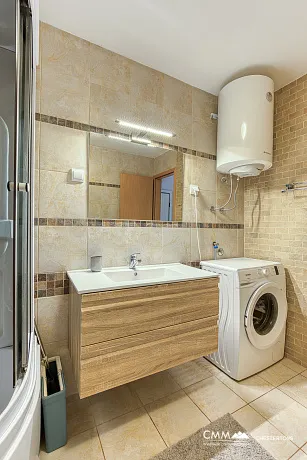 BUDVA’DA GARAJLI VE TESLA ŞARJ CİHAZLI GENİŞ, TAM DONANIMLI DAİRE