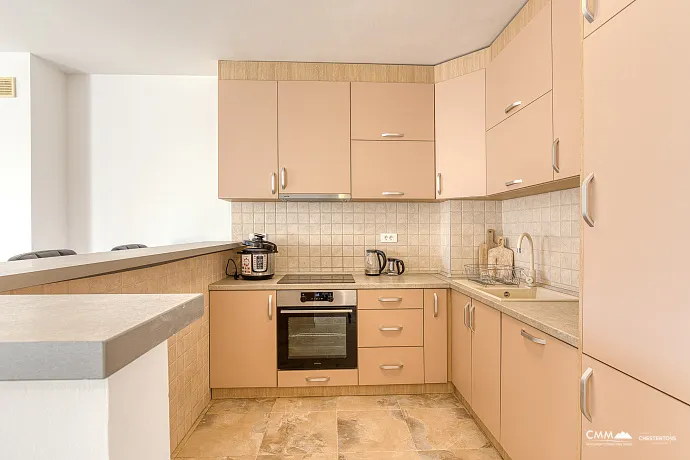 BUDVA’DA GARAJLI VE TESLA ŞARJ CİHAZLI GENİŞ, TAM DONANIMLI DAİRE