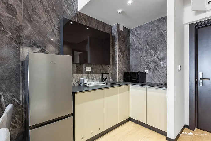 Bečići’de lüks şekilde döşenmiş daire satışa sunulmuştur. Bu fırsat gerçekten kaçırılmamalıdır.