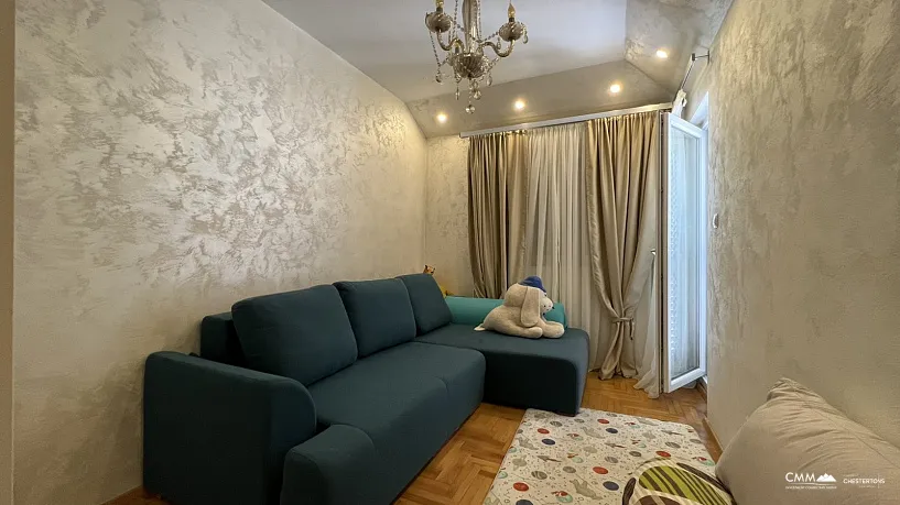 Budva'da iki yatak odalı daire