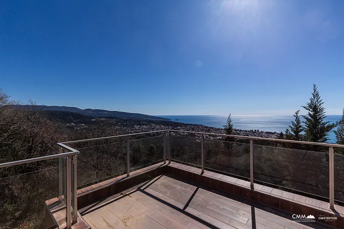 Yüzme havuzlu kompleks içinde modern villa