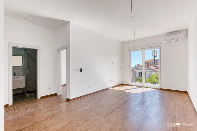Denize yakın, güneşli 42 m²'lik 1+1 daire Budva'da.