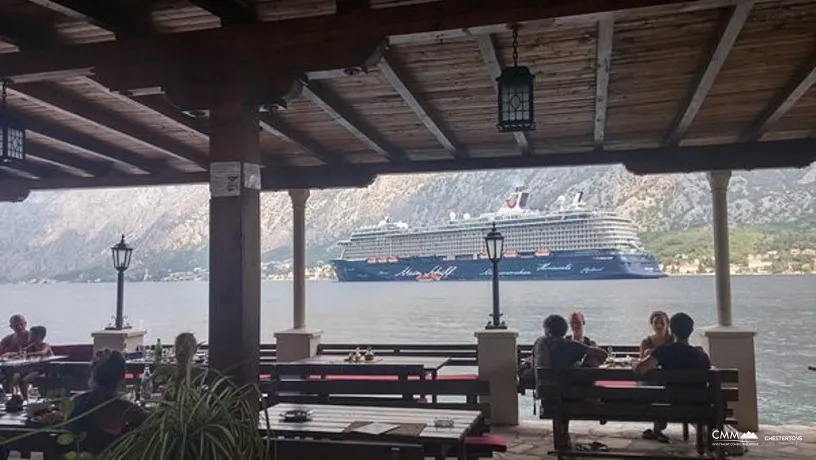 Birinci sırada restoran bulunan iki ev